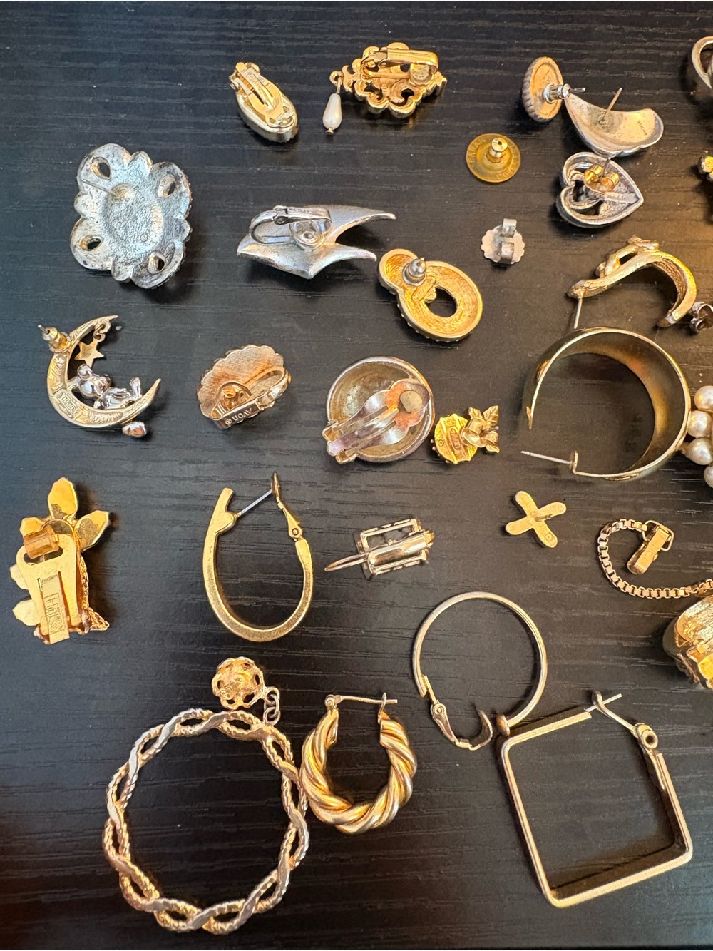 Lot 44 Single Earrings All Signed Givenchy, Christian Dior, Avon, Monet & More - Picture 5 of 6